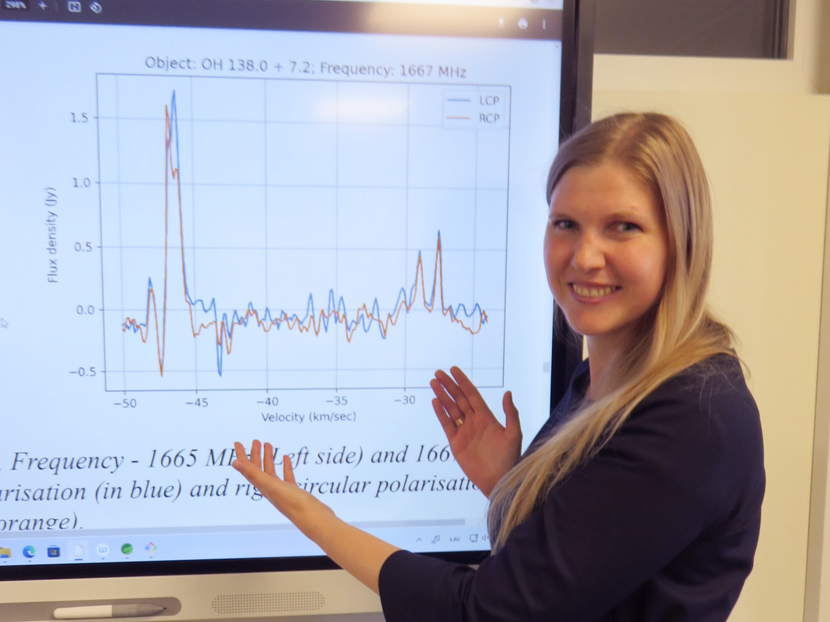 Pētniece Karina Šķirmante rāda, kā izskatās faii, kuros ietrakstīts komētu starojums.