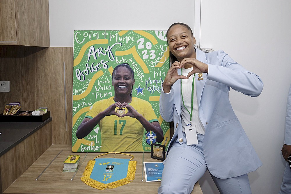 Brazīlijas izlases spēlētājas viesnīcā Brisbenā sagaidītas ar personalizētām gleznām.