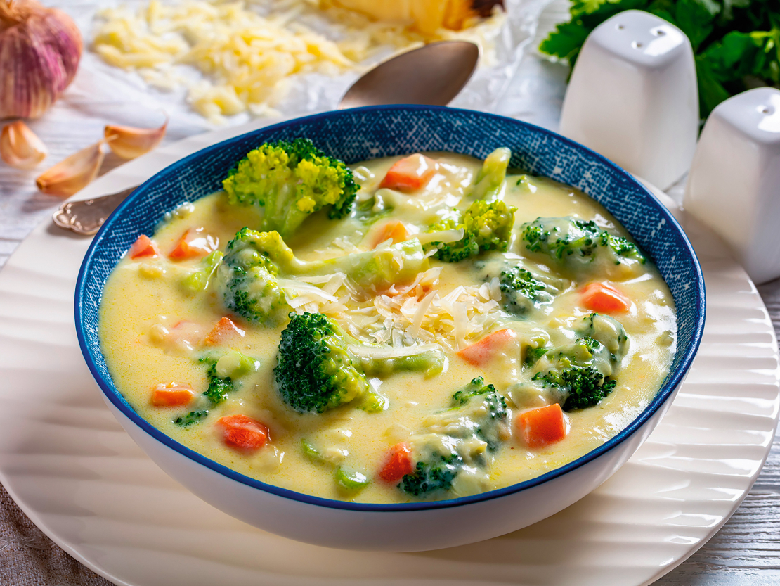 Dārzeņu zupa ar kausēto sieru