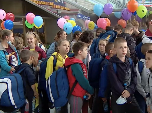 Baltkrievijas Sarkanais Krusts līdzdarbojies Ukrainas bērnu deportācijā (kadrs no Baltkrievijas propagandas ziņu sižeta).