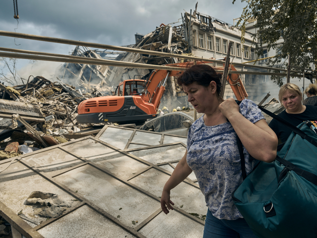 Ukraina. Odesa. Cilvēki pamet rajonu, kas cietis no Krievijas raķešu uzbrukuma. 