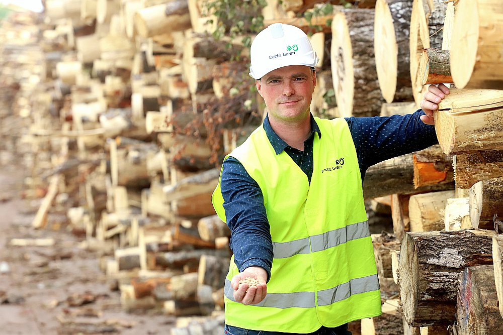 Pašlaik izejmateriāla – apaļkoksnes, kuru "Enefit Green" iepērk no AS "Latvijas valsts meži", cena ir 50–60 eiro par vienu kubikmetru, bet 2022. gadā cena palielinājās no 30 eiro līdz pat 90 eiro par kubikmetru. "Prognozēt granulu cenu ilgtermiņā ir ļoti grūti, jo tā ir atkarīga no dažādiem faktoriem, piemēram, no klimatiskajiem apstākļiem," vērtē uzņēmuma "Enefit Green" Brocēnu granulu ražotnes vadītājs Aleksandrs Mežeckis.