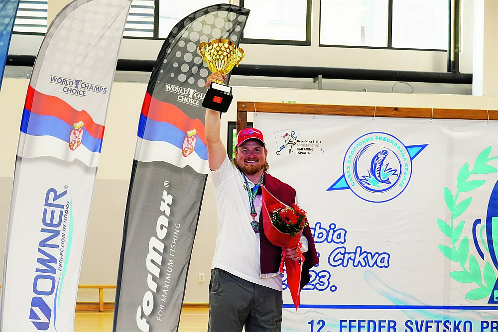 "Ierodoties sacensību vietā, pirmā lieta, kas mūs šokēja, bija fenomenāls zivju daudzums kanālā – tas burtiski vārījās," atceras Krišjānis. "Šķita, ka pie šāda zivju blīvuma mūs sagaida fantastiska cope, bet ātri vien sapratām, ka visas zivis galvenokārt uzturas augšējos ūdens slāņos un uz copi nav pierunājamas."