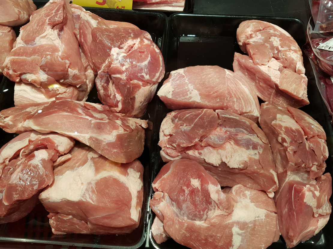 Cūkgaļa veikala vitrīnā.