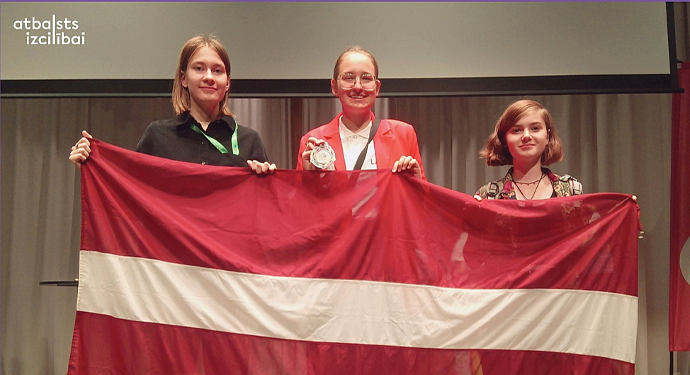 Rīgas Valsts 1. ģimnāzijas skolniece Ramona Poreitere (vidū) Eiropas meiteņu informātikas olimpiādē ieguva sudraba medaļu.