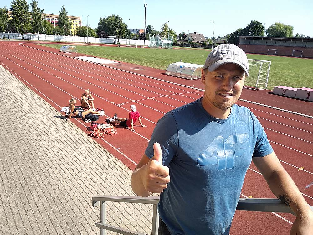 Raivis Maķevics – Latvijas jauno daudzcīņnieku paaudzes labākais treneris, fonā viņa audzēkņi Andris Skadiņš un māsas Gerda un Arta Dreimanes. Ar šādiem motivētiem sportistiem strādāt esot patiess gandarījums.