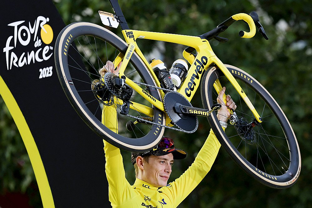 Dzeltens krekls un dzeltens velo – dānis Jonass Vingegords otro gadu pēc kārtas uzvarēja prestižajā "Tour de France".