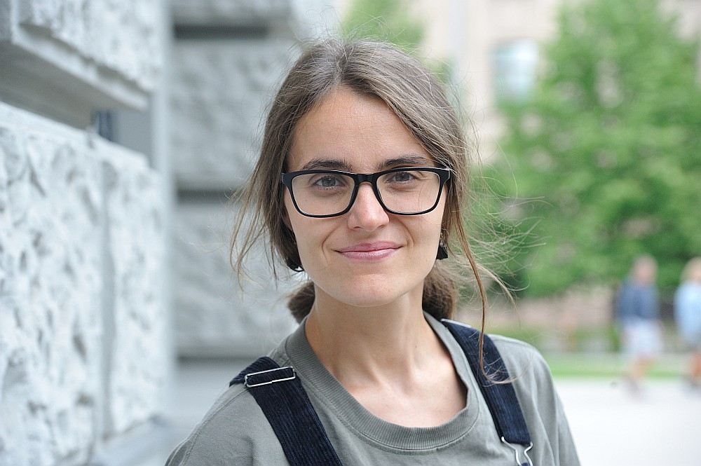 Māksliniece Elīna Brasliņa: "Kāpēc svarīgi uzsvērt, ka māksliniece ir sieviete? Kāpēc viņa nevar būt vienkārši māksliniece?"