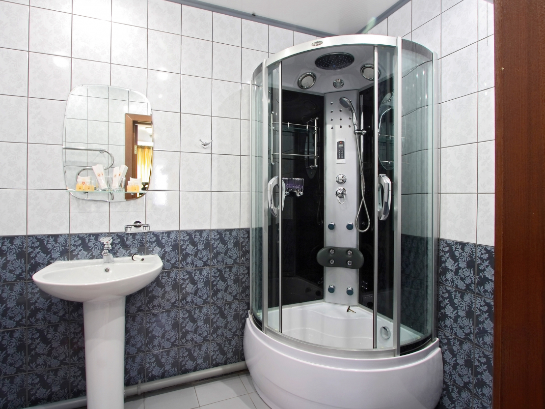 Dušas kabīnēm ir iespējamas papildu iespējas, kas ļauj gūt vēl lielāku prieku un labumu no dušas apmeklējuma.