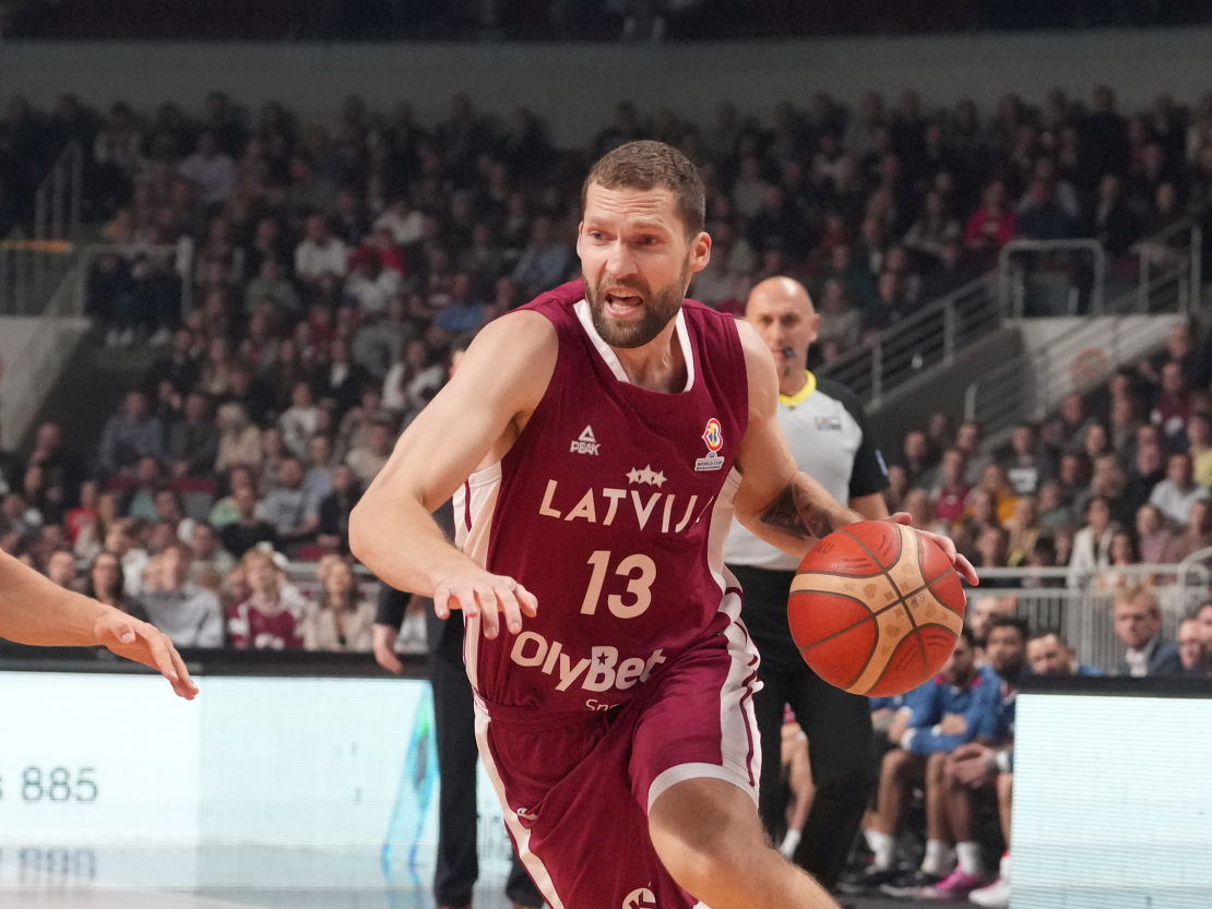 Latvijas vīriešu valstsvienības spēlētājs Jānis Strēlnieks 2023. gada Pasaules kausa izcīņas kvalifikācijas turnīra spēlē basketbolā vīriešiem starp Latvijas un Lielbritānijas komandām "Arēnā Rīga".