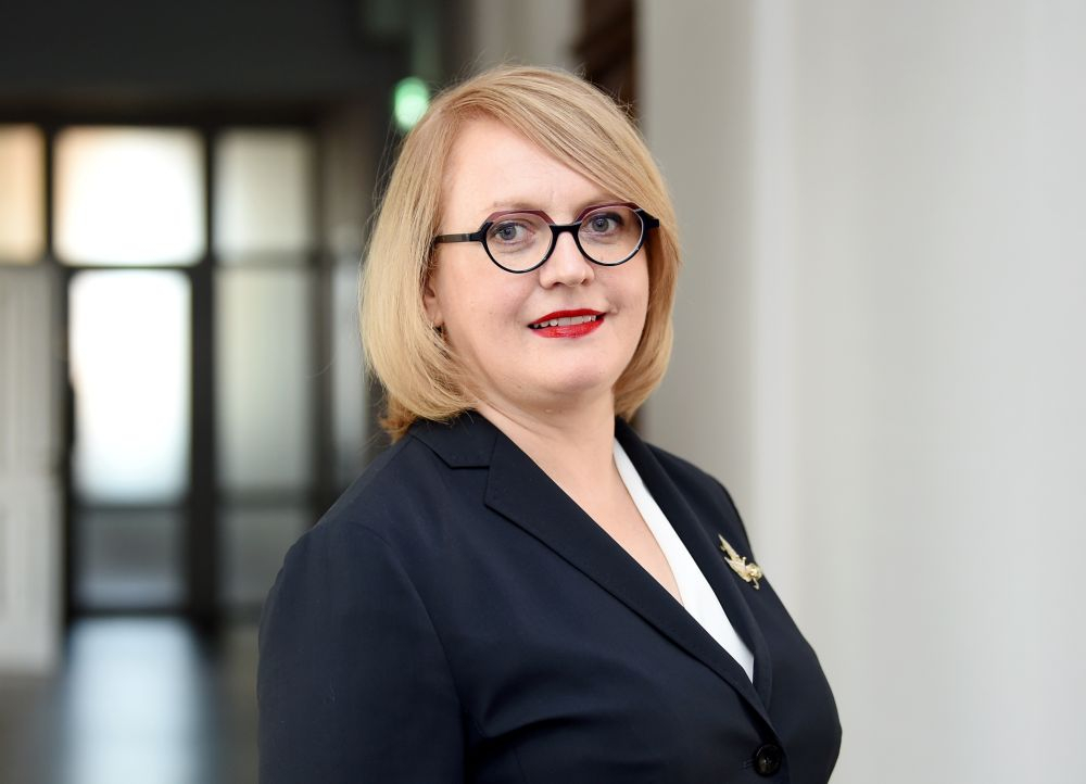 No šī gada 1. septembra Valsts Zemes dienesta (VZD) klientiem būs pieejama otra iespēja, kā reģistrēt viņiem piederošās ēkas – līdztekus jau ierastajai kadastrālajai uzmērīšanai, būs pieejama iespēja iesniegt VZD telpu plānojuma grafiskos datus, izmantojot būves projekta dokumentus. VZD ģenerāldirektore Vita Narnicka teic, ka sevišķi izdevīga šī iespēja varētu būt lielu būvju īpašniekiem, kuriem reģistrācijas izdevumi varētu samazināties pat par 50%.