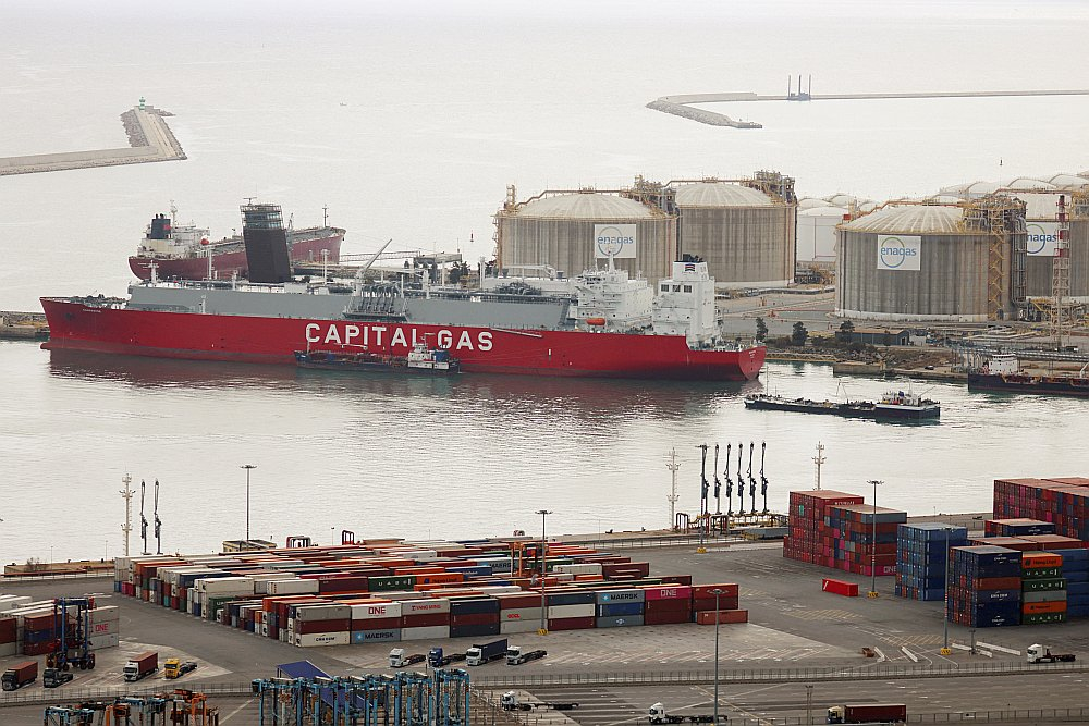 Zem Maltas karoga kuģojošais un Grieķijas kuģniecībai "Capital Gas" piederošais sašķidrinātās dabasgāzes kuģis "Adamastos" pie termināļa Barselonas ostā. Liela daļa Krievijas LNG Eiropā nonāk caur Spānijas ostām.