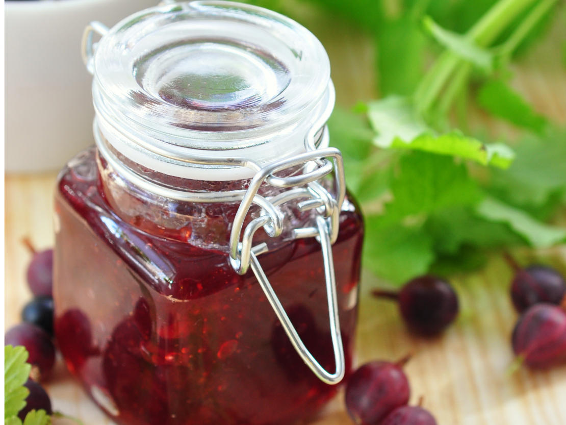 Ērkšķogu ievārījums ar ķiršu lapām.