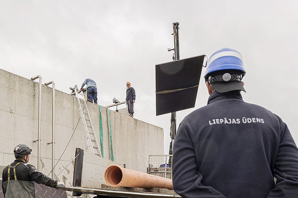 Neattīrīto notekūdeņu ieplūšana jūrā pie Liepājas novērsta, taču kurš vainīgs notikušajā avārijā un dabai nodarītajā kaitējumā – tas pagaidām nav skaidrs. Attēlā – avārijas seku likvidēšanas darbi Liepājas notekūdeņu attīrīšanas iekārtu teritorijā.