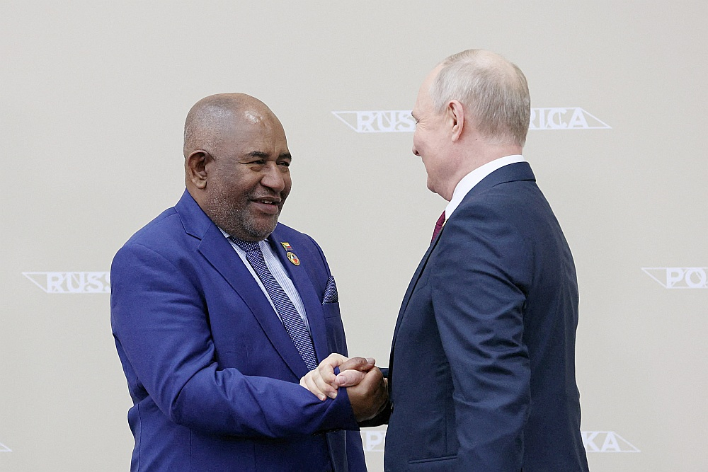 Krievijas prezidents Vladimirs Putins [no labās] un Komoru prezidents Azali Asumani Krievijas un Āfrikas samitā Sanktpēterburgā. 