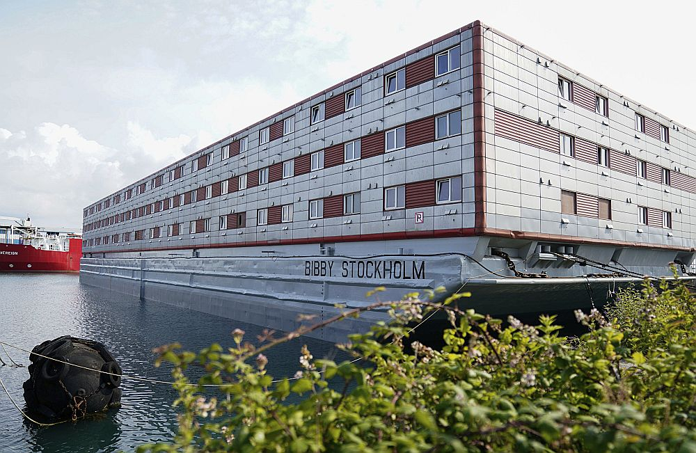 Barža "Bibby Stockholm" Dorsetā Portlandes ostā tika pietauvota 18. jūlijā. Tajā izmitinās 506 patvēruma meklētājus, kamēr tiks izskatītas viņu lietas.