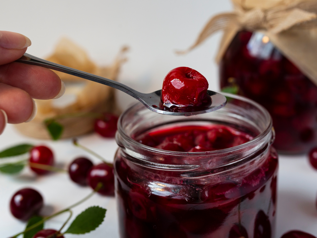 Skābie ķirši sīrupā.