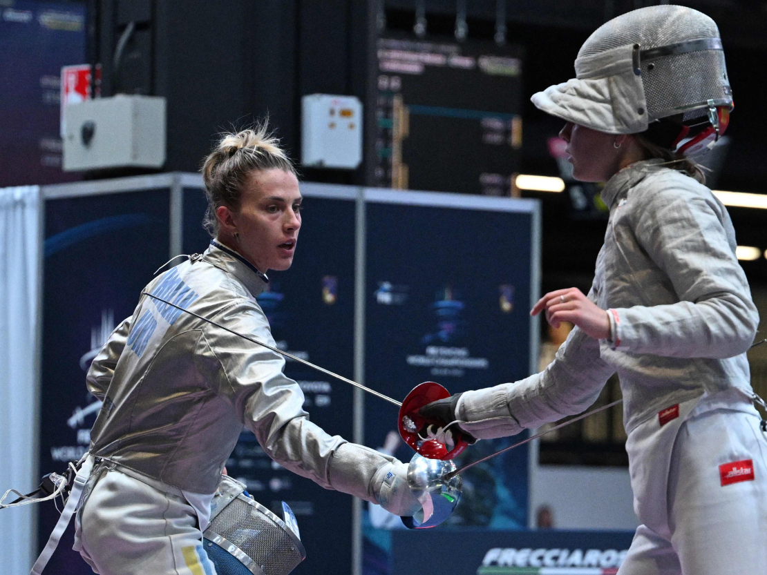 Olga Harlana (no kreisās) cīņā ar Annu Smirnovu.