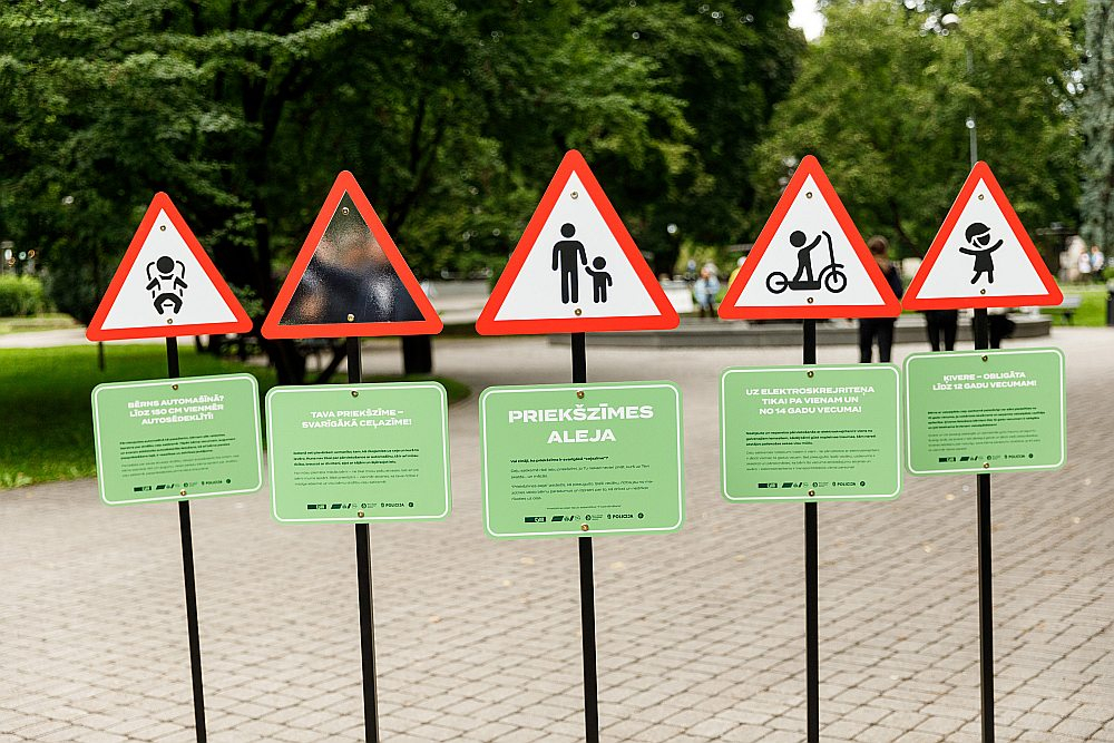 Brīdinājuma zīmju vidū tukšs trīsstūris. To aizpildīt esot katra apzinīga vecāka uzdevums, uzskata jaunās CSDD akcijas organizētāji.