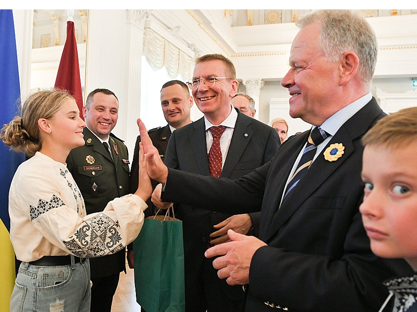 Valsts prezidents Edgars Rinkēvičs (vidū) tikšanās laikā. Tajā piedalījās arī valsts aizsardzības un patriotisma fonda "Namejs" valdes priekšsēdētājs atvaļinātais ģenerālleitnants Raimonds Graube (otrais no labās), kuru Valsts prezidents nupat iecēlis arī par Ordeņu kapitula kancleru.