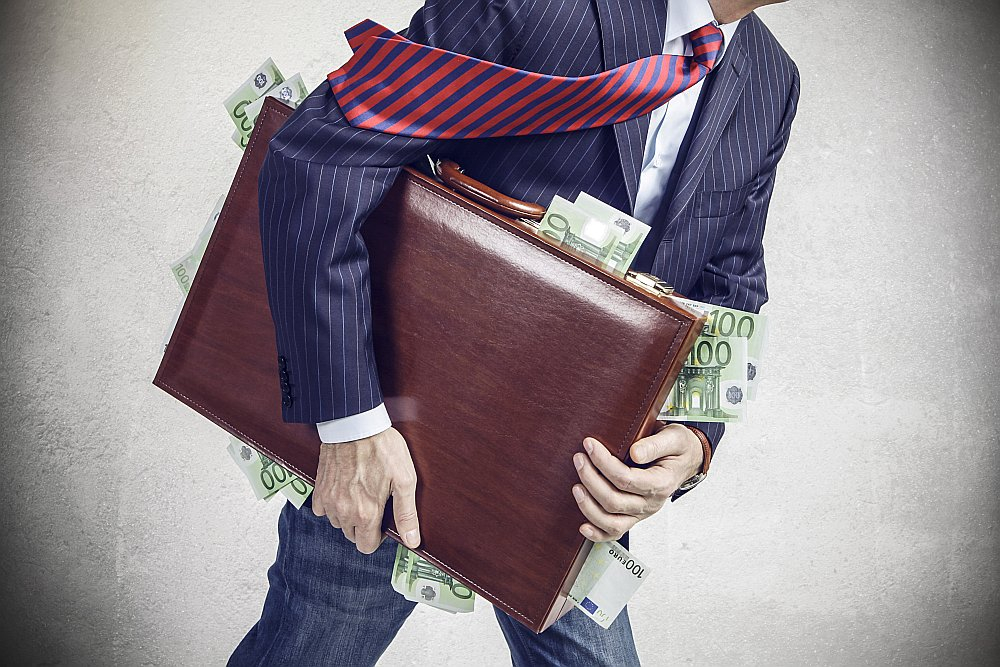 Eiroparlamenta ētikas kodeksa izstrāde, kas sākta pēc tam, kad vairāki deputāti tika ierauti par Katargeitu dēvētajā korupcijas skandālā, virzās uz priekšu tikpat lēni kā pašas Katargeitas izmeklēšana.