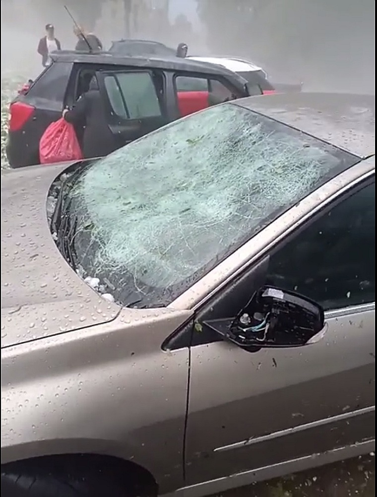 Dobeles apkaimē daudziem autoīpašniekiem krusa pamatīgi sabojājusi automašīnas.