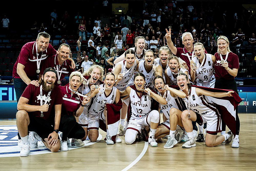 U-20 basketbolistes pasniegušas lielisku dāvanu Latvijas basketbola simtgadē.