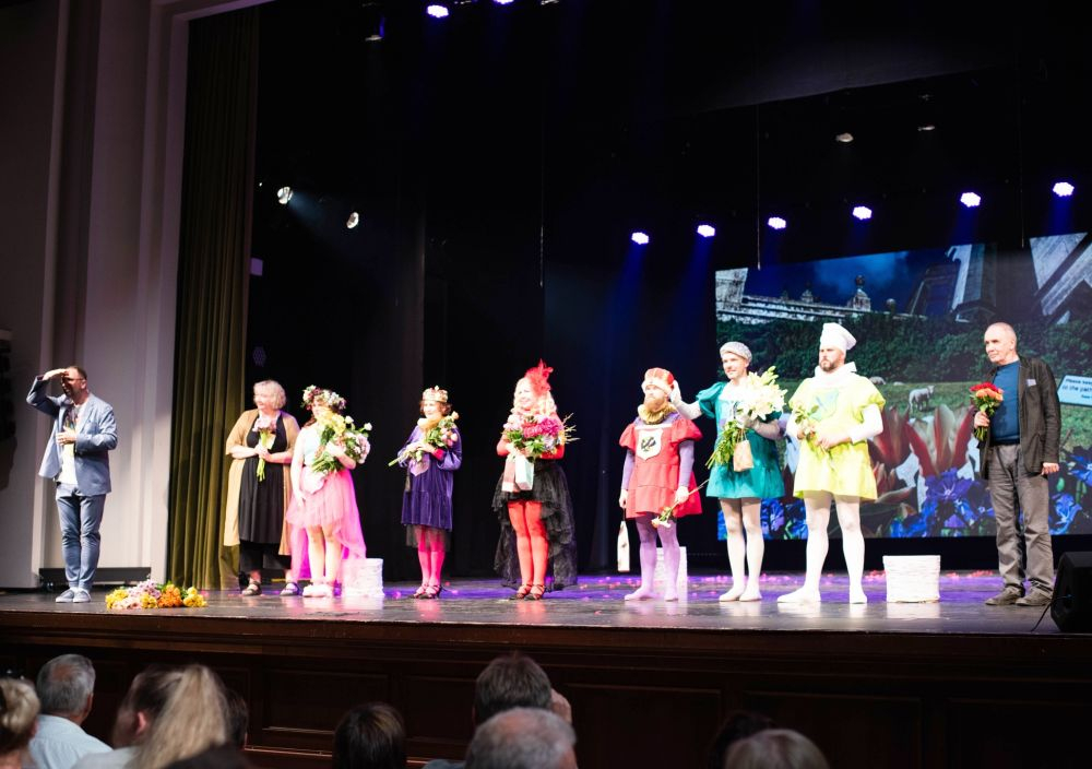 Hermaņa Paukša komēdijas "Čir, čir" iestudējums Birmingemas Mazajā teātrī Ingmāra Čaklā režijā.