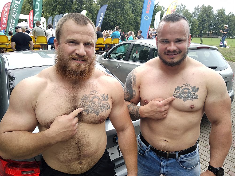 Māris Krievelis (no kreisās) un Raivis Kopeika pirms neilga laika piefiksējuši, ka abiem uz kreisās krūts uztetovēts Latvijas ģerbonis, kas skaidri apliecina, cik tuva sirdij ir dzimtene.