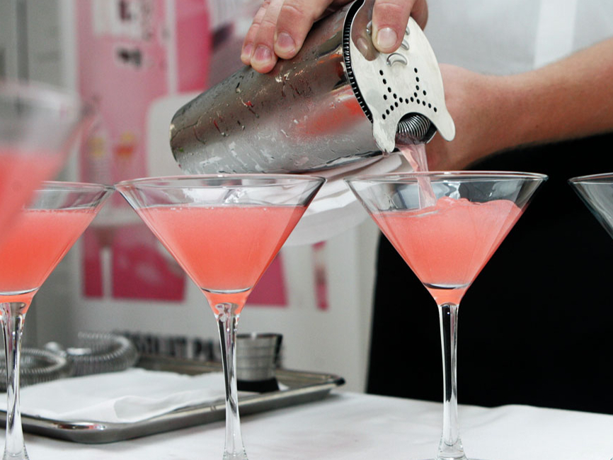 Bārmenis gatavo kokteiļus.