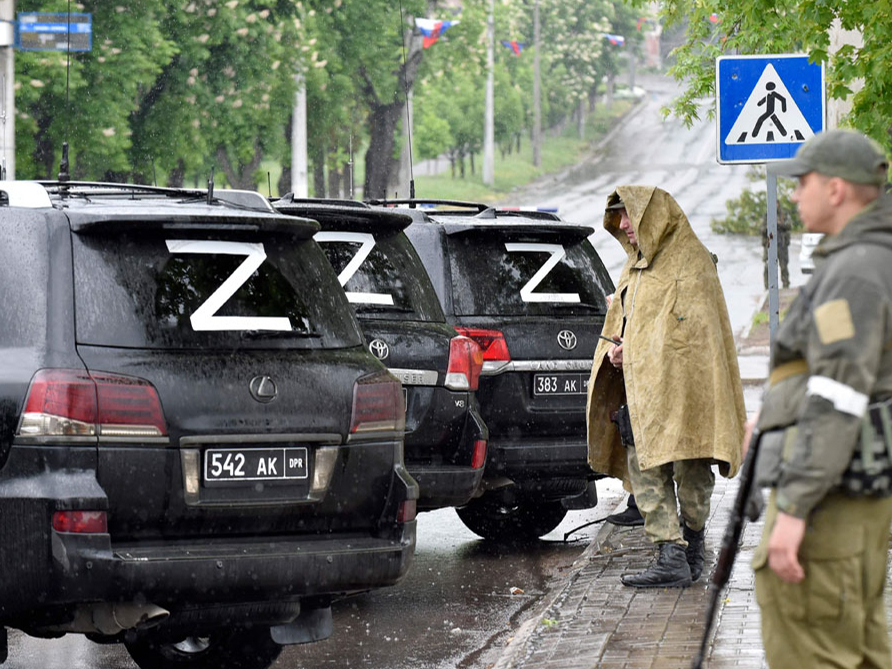 Okupācijas spēku automašīnas Mariupoles ielās.