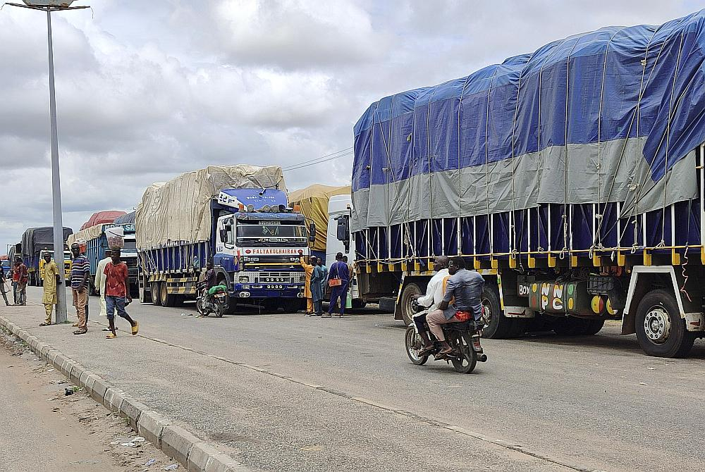 Pēc Rietumāfrikas valstu ekonomiskās kopienas (ECOWAS) lēmuma pret Nigēru noteikt sankcijas uz Nigēras un Nigērijas robežas izveidojušās kravas automašīnu rindas.