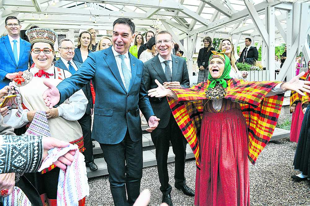 Liepājas domes priekšsēdētājs Gunārs Ansiņš (otrais no kreisās) un Valsts prezidents Edgars Rinkēvičs vakar Liepājā suitu sievu ielenkumā. Prezidents savā uzrunā paudis gandarījumu, ka Eiropas kultūras galvaspilsētas programma tiek veidota kopā un sadarbībā ar Dienvidkurzemes un Kuldīgas novadiem.