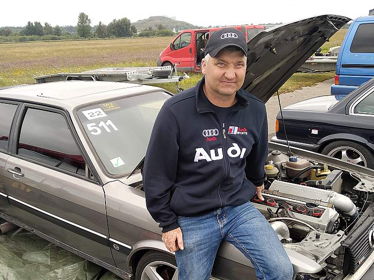 Aldis Vārpsalietis pats rūpīgi uzfrišina savu retro auto statusa "Audi".