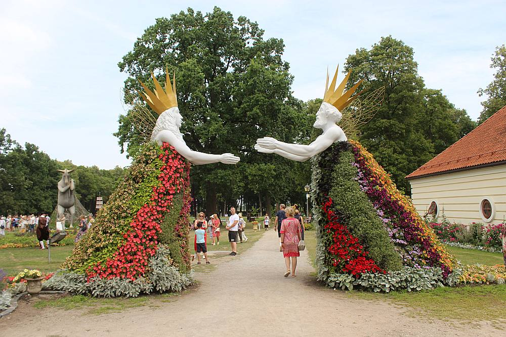 Pakrojas muižā Ziemeļlietuvā ziedu festivālu "Sapnis vasaras naktī" būs iespējams apmeklēt vēl līdz 10. septembrim.