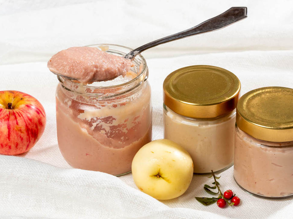 Ceptu ābolu ievārījums ar iebiezināto pienu.