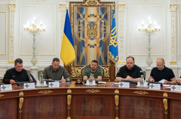 Ukrainas prezidents Volodimirs Zelenskis piektdien atlaidis amatpersonas, kas atbildīgas par iesaukšanu armijā valsts reģionos.