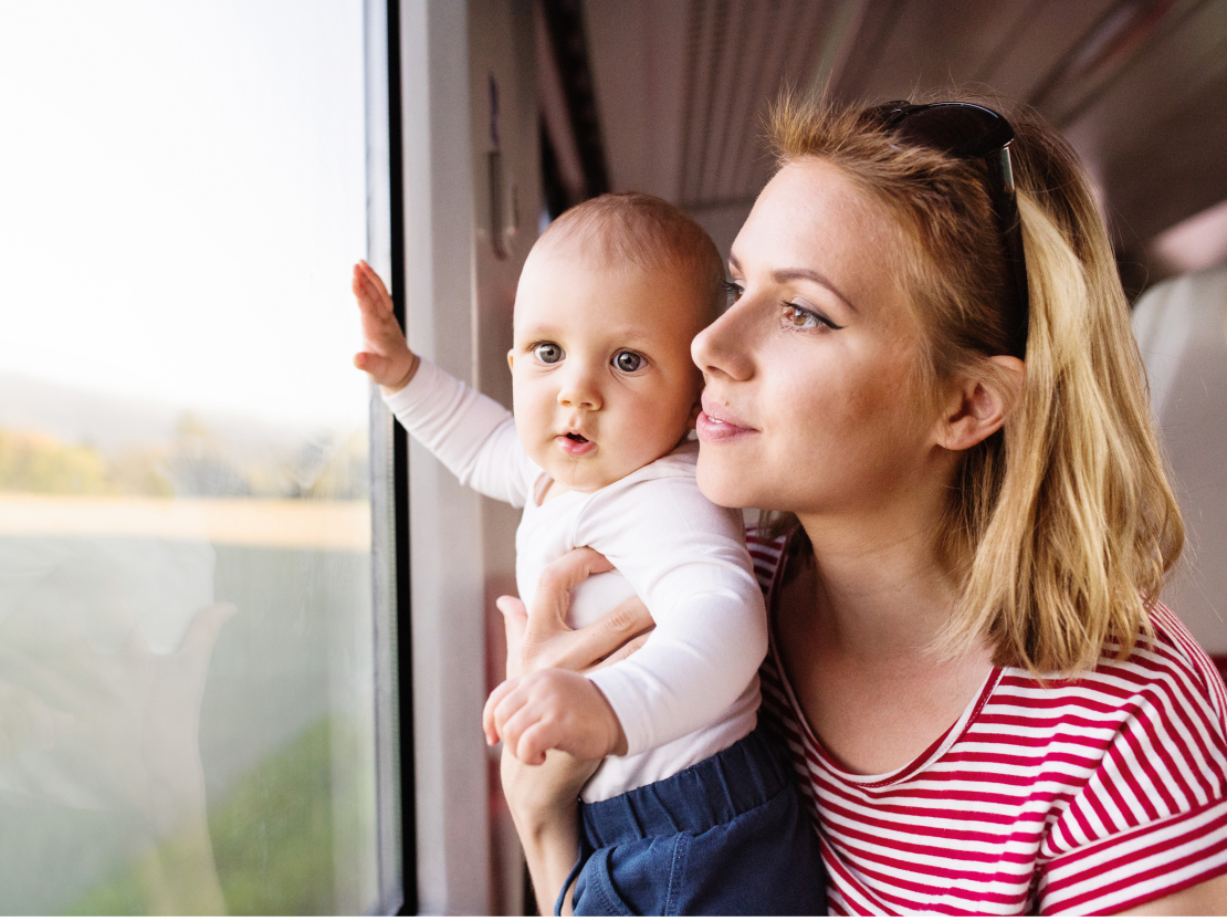 Vecāki var izvēlēties, kā bērns un paši jūtas ērtāk brauciena laikā – turēt bērnu klēpī, sēdināt blakus pasažiera sēdeklī, atstāt, sēžot vai guļot ratiņos.