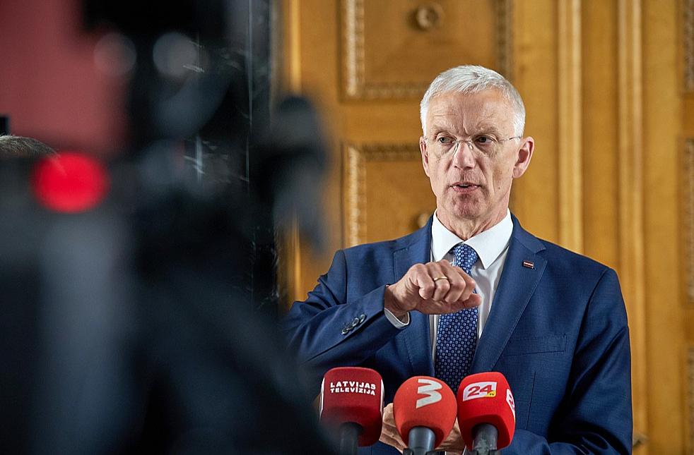 "Es šobrīd negrasos demisionēt, negrasos mest plinti krūmos, kā varbūt viens otrs to sagaida. Es strādāšu, lai izveidotu nākamo valdību un, kad nākamās valdības modelis būs skaidrs, lai pārmaiņa būtu ātra un maz jūtama," piektdien preses konferencē teica premjers Krišjānis Kariņš. Pēc tam gan daudzi norādīja, ka Kariņš nevar veidot jaunu valdību, kamēr Valsts prezidents nav aicinājis viņu to darīt, turklāt, lai veidotu jaunu valdību, pašreizējai vispirms būtu jāatkāpjas.