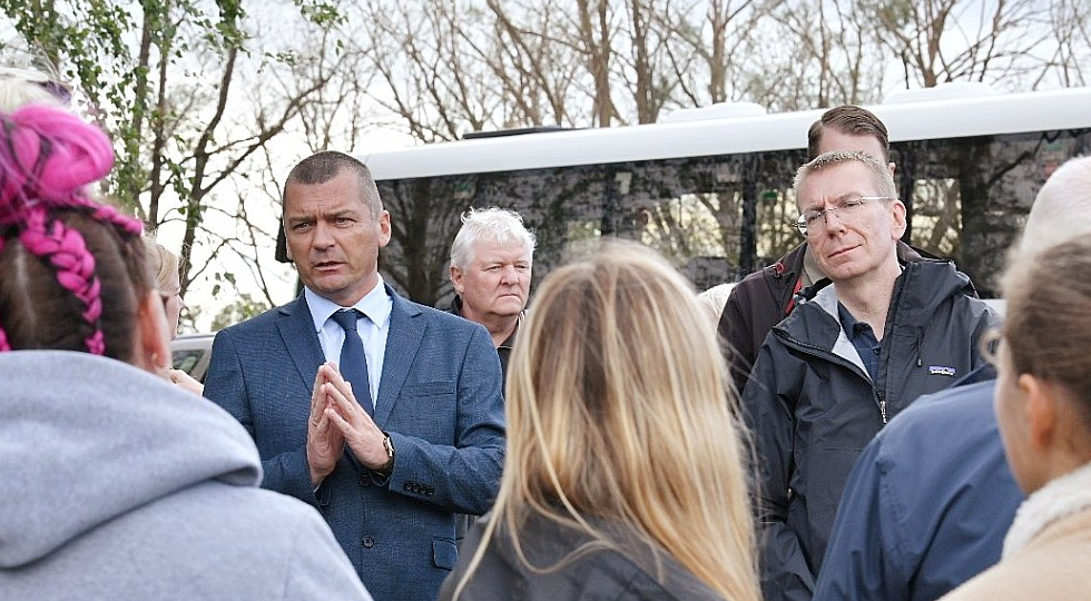 Dobeles novada domes priekšsēdētājs Ivars Gorskis (no kreisās) pagājšpirmdien pavadīja Valsts prezidentu Edgaru Rinkēviču, kurš devās uzklausīt vētrā cietušos iedzīvotājus.