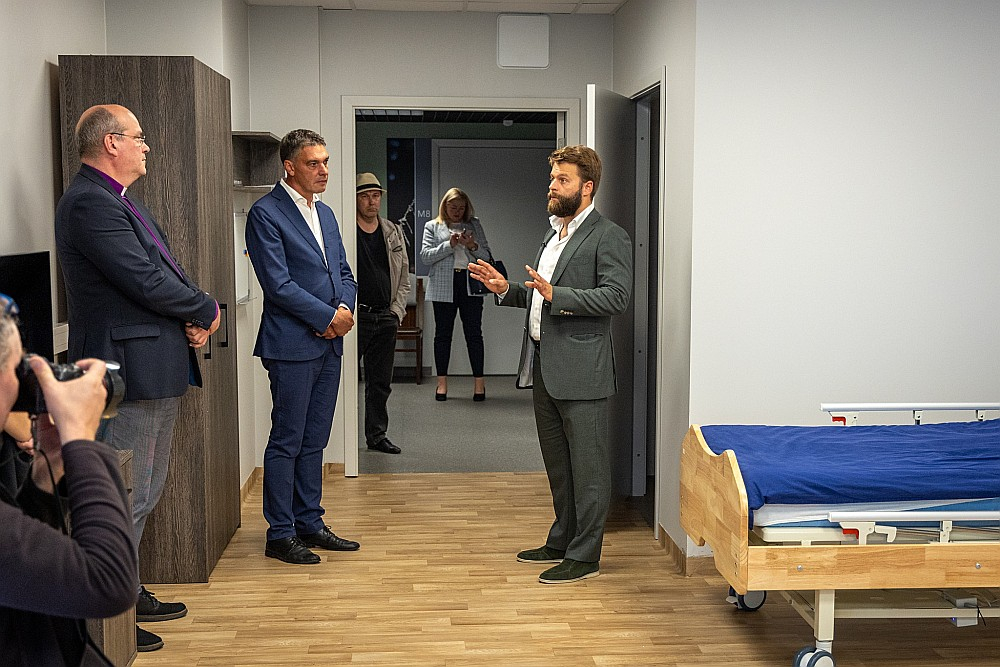 Sociālās aprūpes centra "Rūre" vadītājs Kristiāns Dāvis (no labās), Liepājas domes priekšsēdētājs Gunārs Ansiņš un citi viesi centra atklāšanas pasākumā.