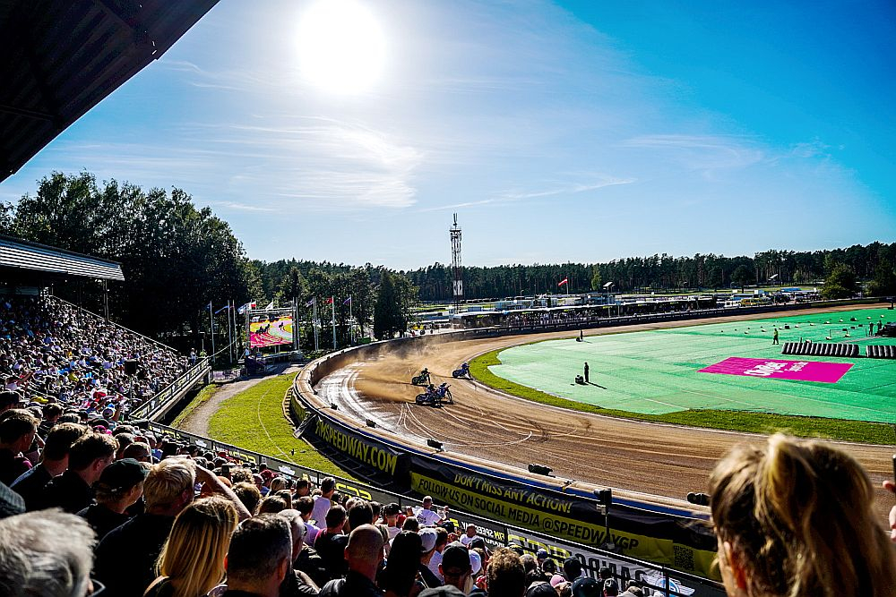 Laika apstākļi un atmosfēra sestdienas pievakarē Biķernieku trasē bija ideāli, lai vērotu pirmo reizi Rīgā notiekošās pasaules čempionāta sacensības spīdvejā.