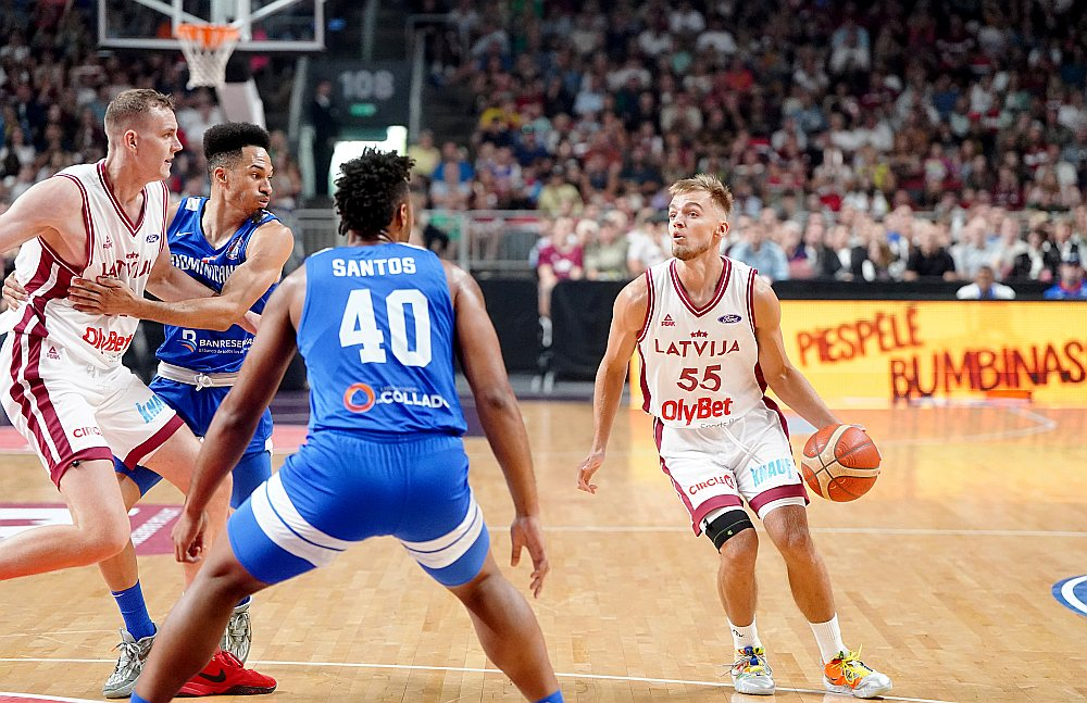 Artūrs Žagars (ar bumbu) un Anžejs Pasečņiks cīņā ar Dominikānas basketbolistiem.