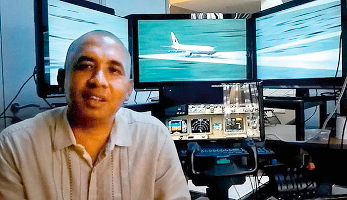 Zaharijs Ahmads Šahs savas mājas lidojuma simulatora priekšā 2013. gada 10. janvārī.