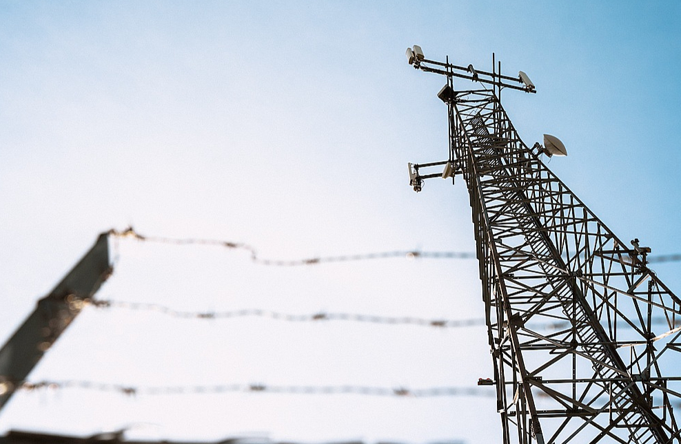 "Tele2" īstenotā bāzes staciju pieslēgšana optiskajam tīklam lielākajās Latvijas pilsētās ļaus palielināt mobilā tīkla jaudu apmēram desmit reizes.