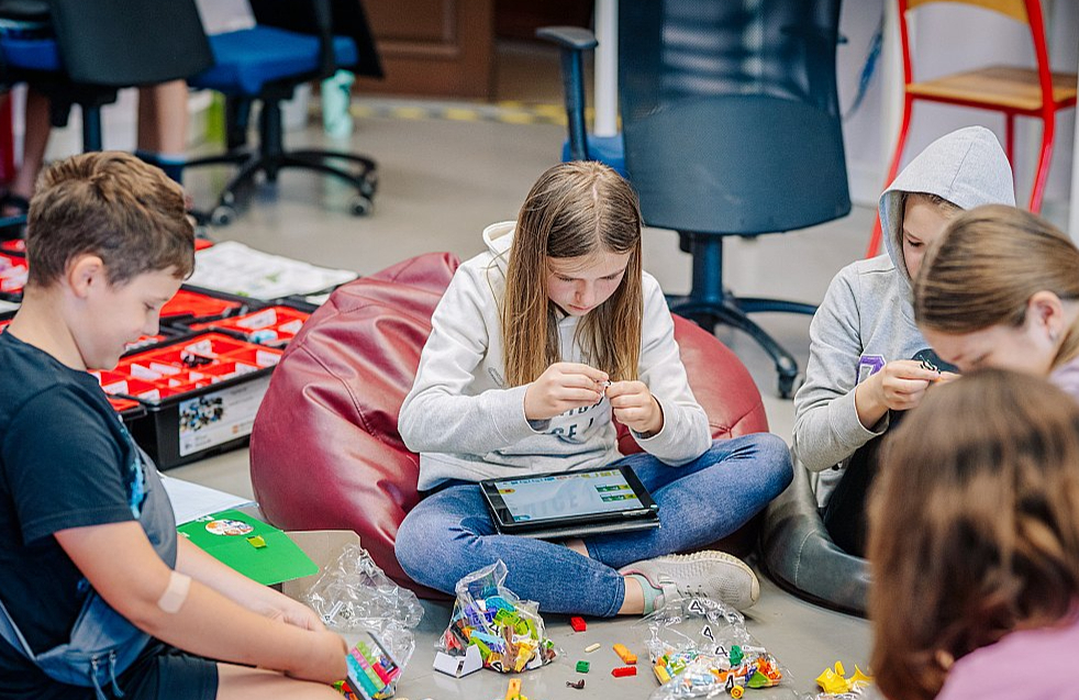 AS "Valmieras stikla šķiedra" darbinieku bērni apgūst pirmās zinātņu, tehnoloģiju, inženierijas un matemātikas gudrības uzņēmuma organizētajās nometnēs.