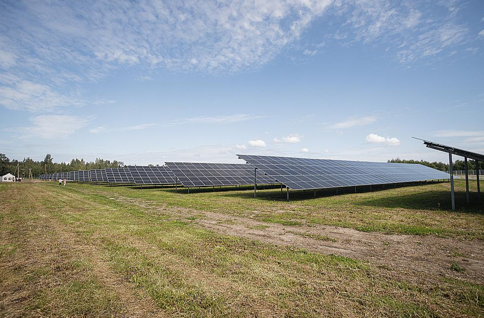 Valmieras novada Brenguļos atklātā saules elektrostacija spēs apgādāt ar elektroenerģiju 3800 mājsaimniecības.