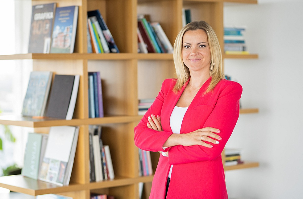 "Swedbank" Finanšu institūta eksperte Evija Kropa: "Veicot Baltijas valstu salīdzinājumu, novērojams, ka zemāku ienākumu segmentā kopējos nodokļos Latvijā tiek samaksāts visvairāk. Tas notiek tādēļ, ka kaimiņvalstīs atvieglojumu apmērs mazāku algu saņēmējiem ir dāsnāks."