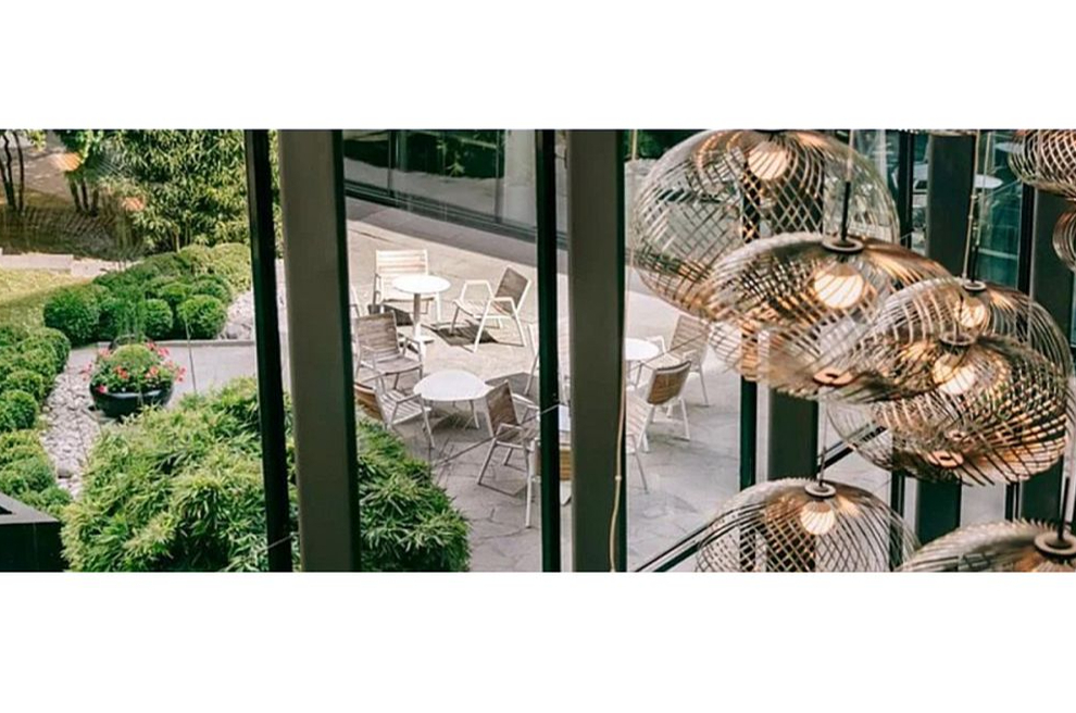 Nākotnes viesnīcās par izšķirošo konkurences faktoru kļūšot maksimāla atbilstība ilgtspējas prasībām, unikālas pieredzes piedāvāšana, kā arī laimīgs un labi apmaksāts personāls, kas spēšot strādāt uzreiz vairākās viesmīlības profesijās, uzskata biznesa konsultāciju uzņēmuma "Mckinsey" eksperti.