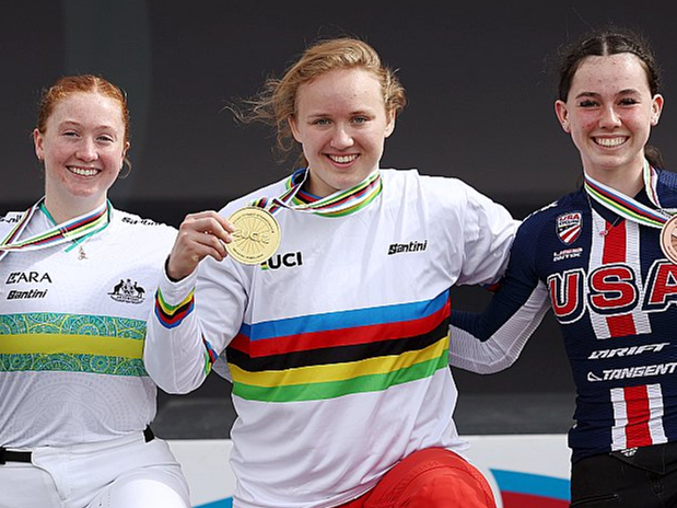 Veronika Stūriška (centrā) kopā ar austrālieti Sjennu Palu (no kreisās) un amerikānieti Avu Korliju pozē ar pasaules čempionāta medaļām.
